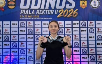 Atlet karate Polwan Polda Kalsel memakai medali emas dan perunggu di GOR Satria Sport Center Semarang.