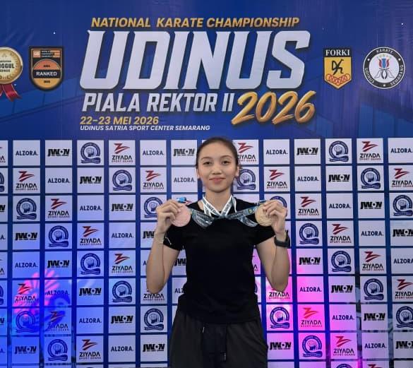 Atlet karate Polwan Polda Kalsel memakai medali emas dan perunggu di GOR Satria Sport Center Semarang.