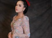 Alisha Syauqina Gunawan mengenakan kebaya anggun dalam sesi photoshoot di Berkat Kebaya.