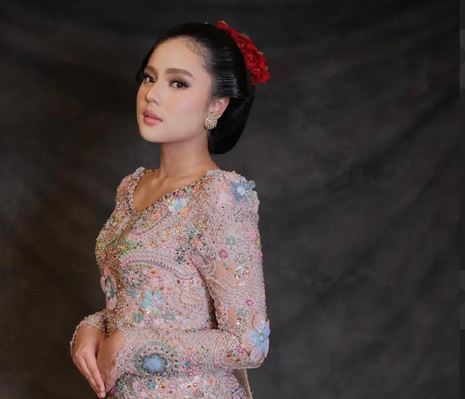 Alisha Syauqina Gunawan mengenakan kebaya anggun dalam sesi photoshoot di Berkat Kebaya.
