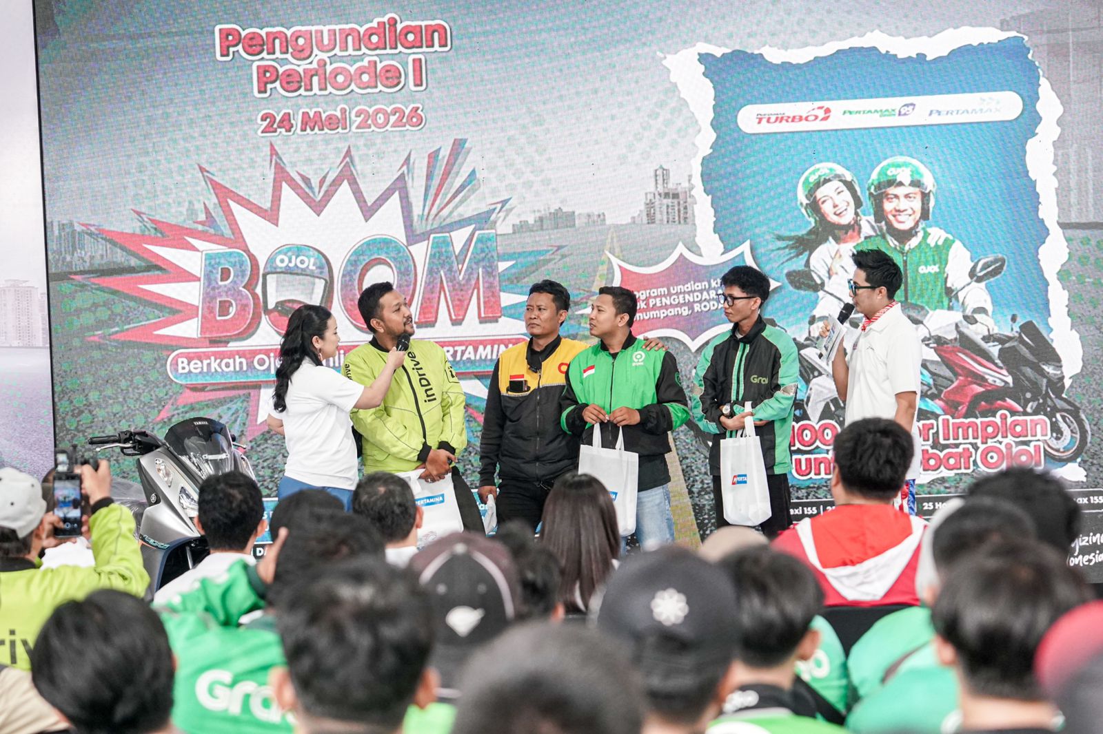 Para pemenang BOOM Periode 1 berfoto bersama manajemen Pertamina Patra Niaga di SPBU Daan Mogot.