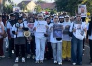 Acha Septriasa dan Gusti Pratama bersama peserta fun run di kawasan Bundaran HI.