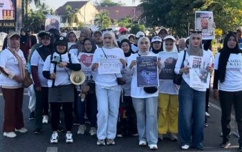 Acha Septriasa dan Gusti Pratama bersama peserta fun run di kawasan Bundaran HI.