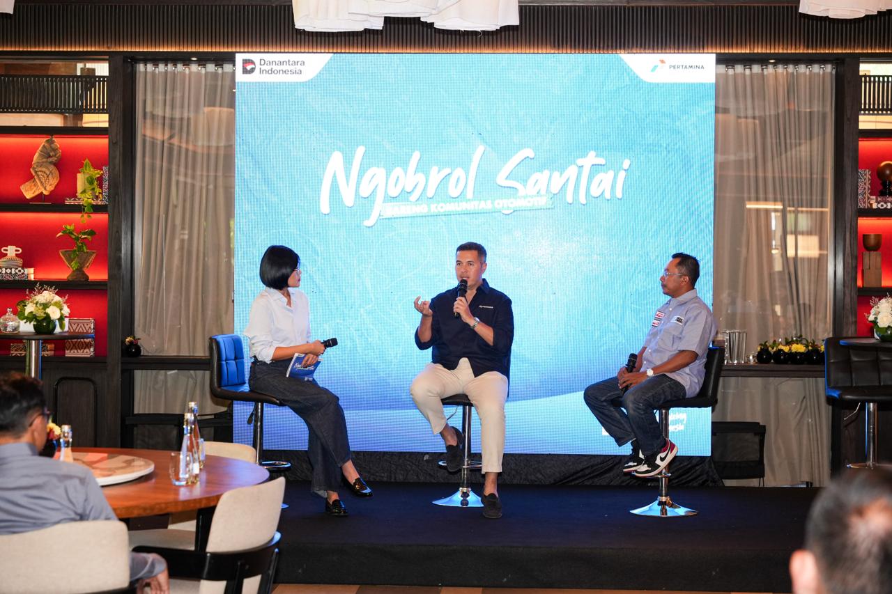 Peserta komunitas otomotif berdiskusi dalam acara Pertamina Patra Niaga.