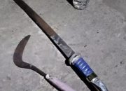 Sebuah celurit dan pedang