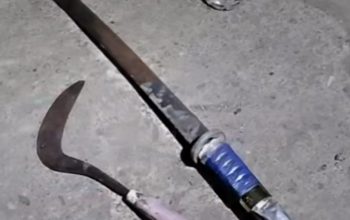 Sebuah celurit dan pedang