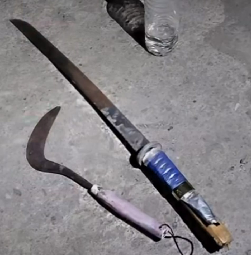 Sebuah celurit dan pedang