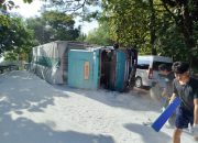 Truk tronton terguling di tikungan tajam Jalan Wonosari Bantul.