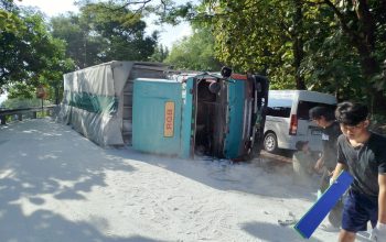 Truk tronton terguling di tikungan tajam Jalan Wonosari Bantul.
