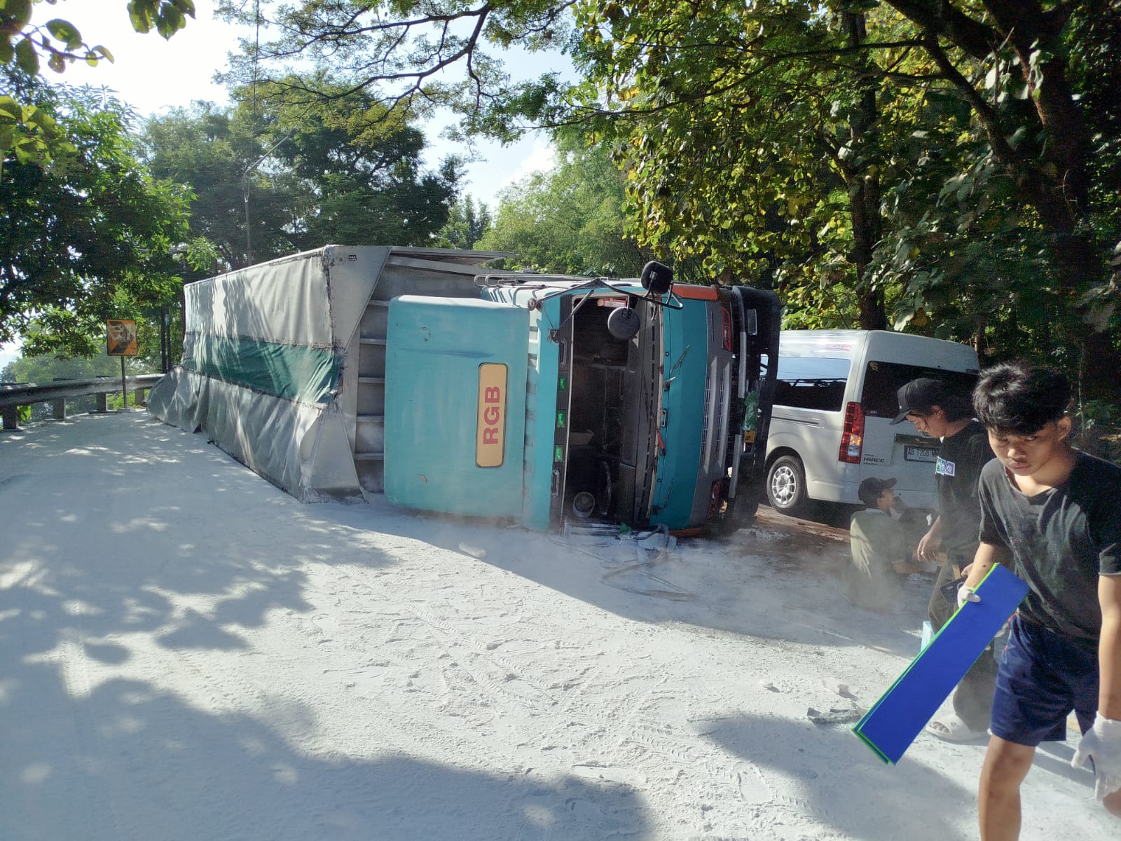 Truk tronton terguling di tikungan tajam Jalan Wonosari Bantul.
