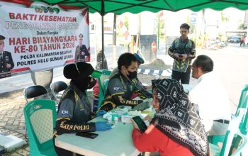 Petugas medis Polres HSU memeriksa kesehatan peserta gowes di Klinik Polres HSU.