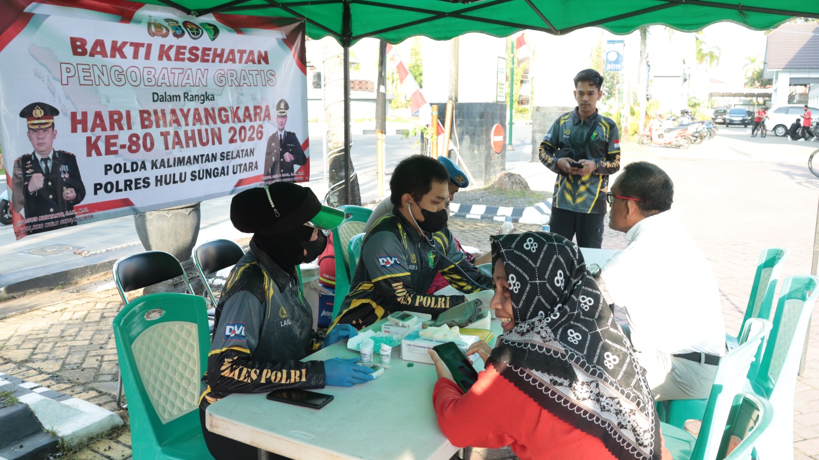 Petugas medis Polres HSU memeriksa kesehatan peserta gowes di Klinik Polres HSU.