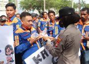 Ratusan karyawan PT BBP berkumpul dengan membentangkan poster tuntutan di halaman DPRD Tabalong.