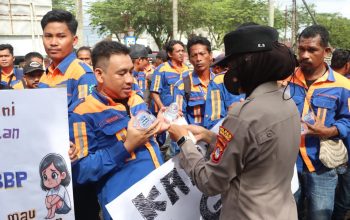 Ratusan karyawan PT BBP berkumpul dengan membentangkan poster tuntutan di halaman DPRD Tabalong.