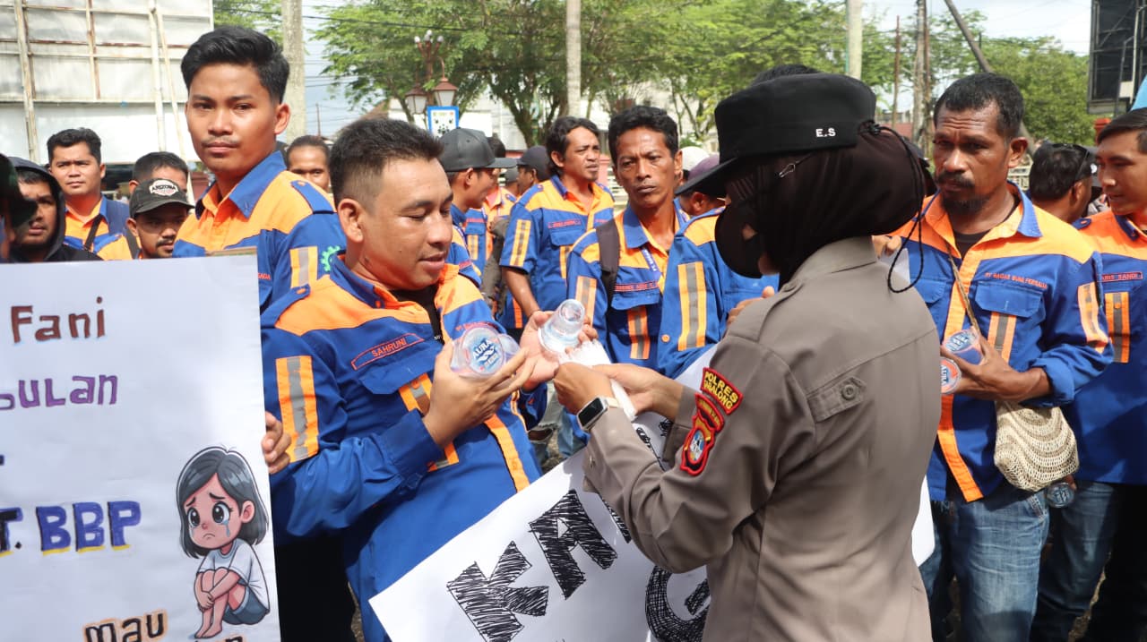 Ratusan karyawan PT BBP berkumpul dengan membentangkan poster tuntutan di halaman DPRD Tabalong.