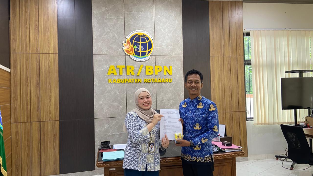 Hadi Syaputra dan perwakilan Bank Mandiri menunjukkan e-Money ID Card.