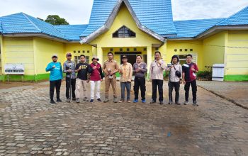 Foto bersama petugas BPN, Perkimtan, dan PUPR di lokasi pengukuran jalan Pamukan Selatan.