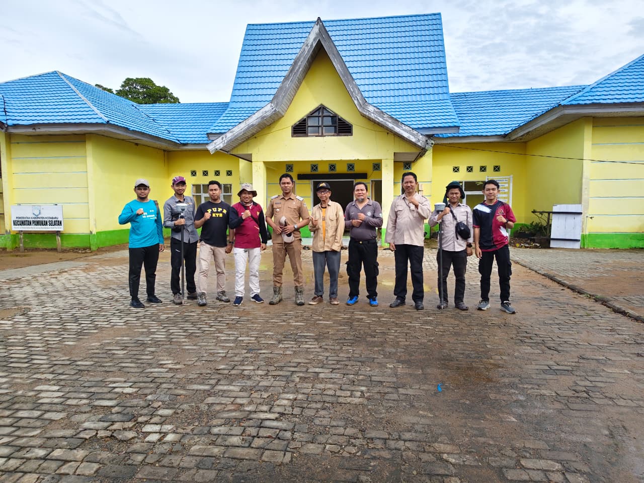 Foto bersama petugas BPN, Perkimtan, dan PUPR di lokasi pengukuran jalan Pamukan Selatan.