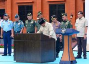 Presiden Prabowo membubuhkan tanda tangan di prasasti peresmian Museum dan Perpustakaan Seskoad