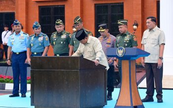Presiden Prabowo membubuhkan tanda tangan di prasasti peresmian Museum dan Perpustakaan Seskoad