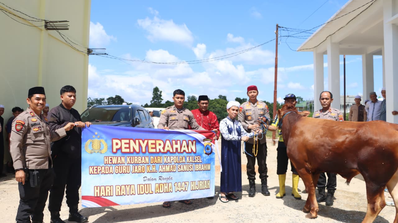 Kapolres Tabalong menyerahkan tali kekang sapi kurban kepada Guru Jaro.