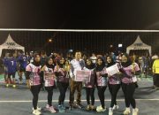 Tim voli juara berfoto bersama manajemen GIPLR dengan membawa trofi.