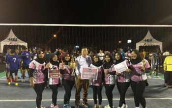 Tim voli juara berfoto bersama manajemen GIPLR dengan membawa trofi.