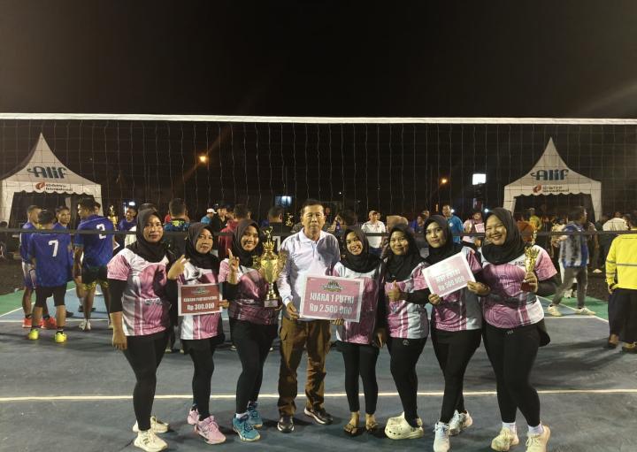 Tim voli juara berfoto bersama manajemen GIPLR dengan membawa trofi.