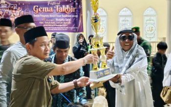 Momen penyerahan trofi peserta Gema Takbir Iduladha di Satui.