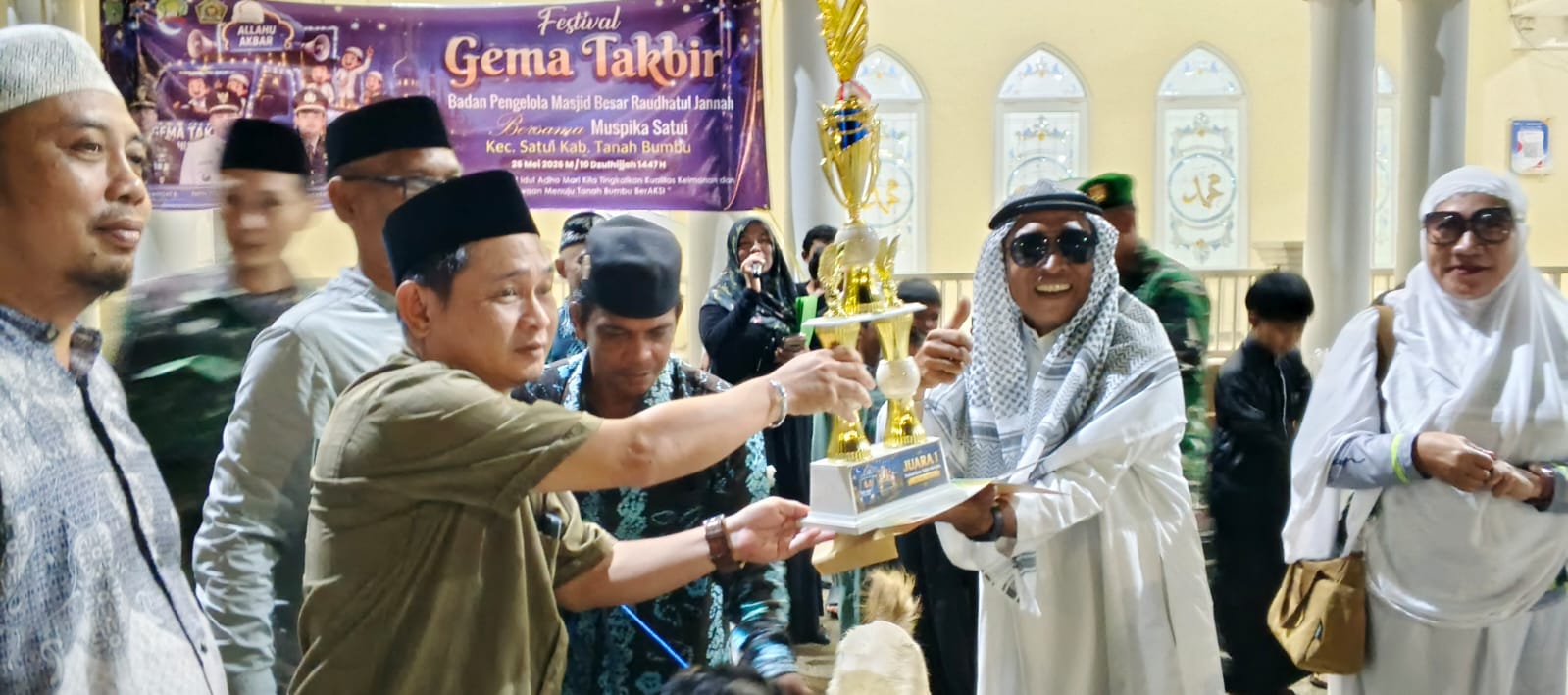 Momen penyerahan trofi peserta Gema Takbir Iduladha di Satui.