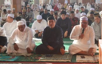 Wakil Bupati Pulang Pisau dan jamaah bersujud dalam sholat Idul Adha di dalam Masjid Agung Ar Raudah.