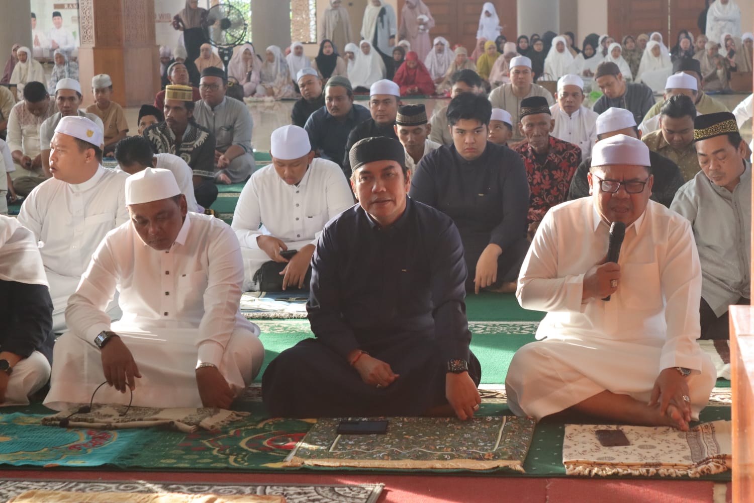 Wakil Bupati Pulang Pisau dan jamaah bersujud dalam sholat Idul Adha di dalam Masjid Agung Ar Raudah.