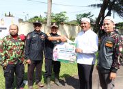 Kapolres Tanah Laut menyerahkan sapi qurban kepada perwakilan penerima.