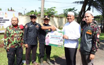 Kapolres Tanah Laut menyerahkan sapi qurban kepada perwakilan penerima.