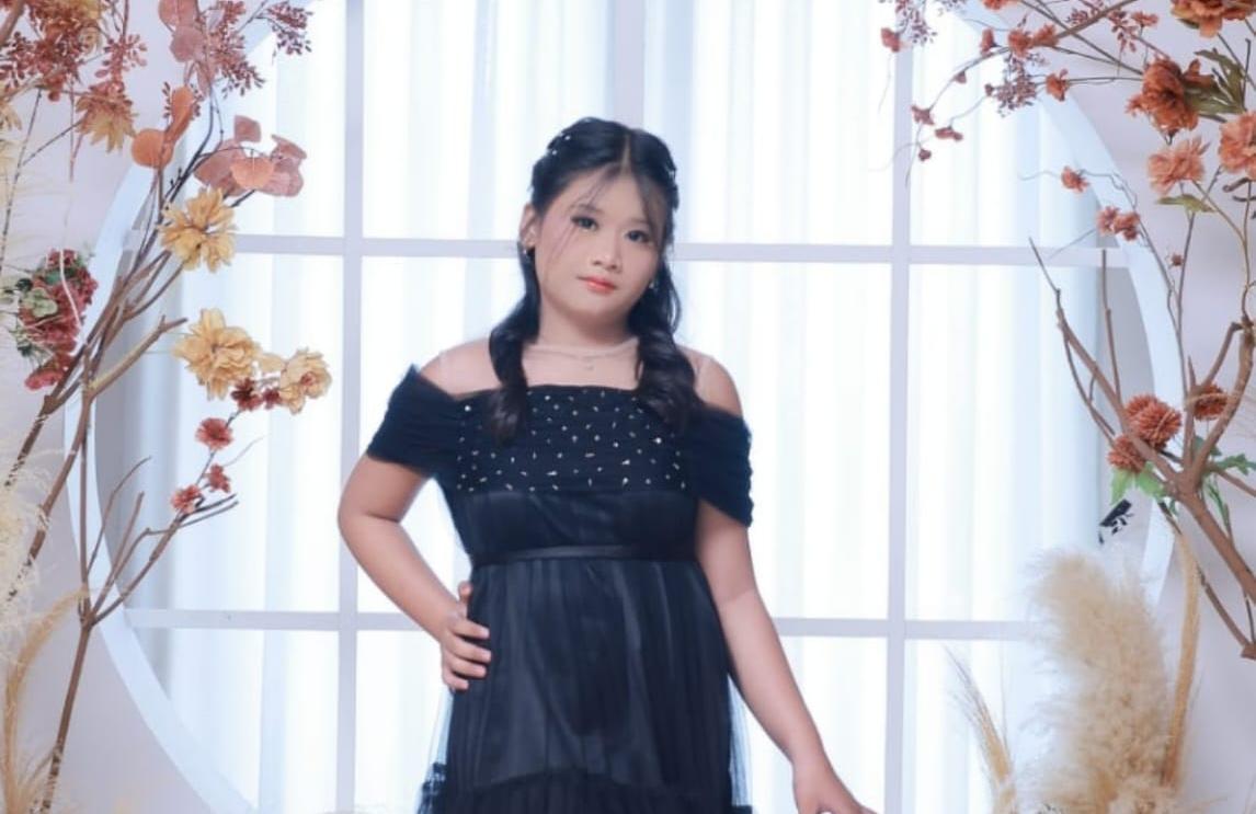 Sherly Fatima Az Zahra berpose untuk foto promosi single terbarunya.