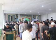 Kalapas dan warga binaan berfoto di depan hewan kurban di Lapas Batulicin