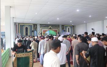 Kalapas dan warga binaan berfoto di depan hewan kurban di Lapas Batulicin