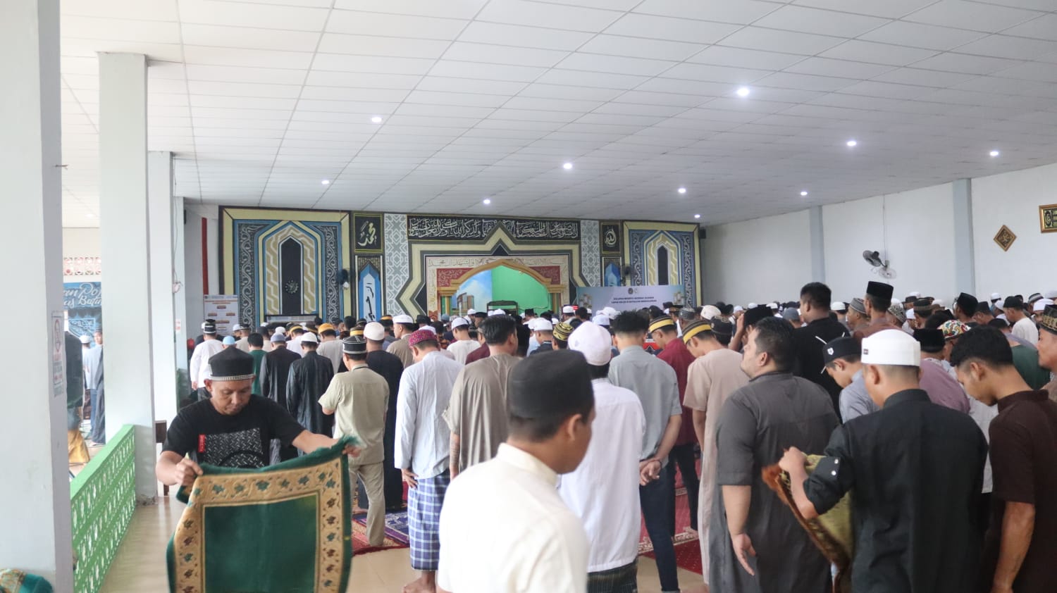Kalapas dan warga binaan berfoto di depan hewan kurban di Lapas Batulicin