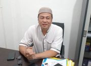 Agus Febrianto dan relawan berfoto dengan daging kurban yang siap dibagikan.