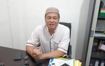 Agus Febrianto dan relawan berfoto dengan daging kurban yang siap dibagikan.