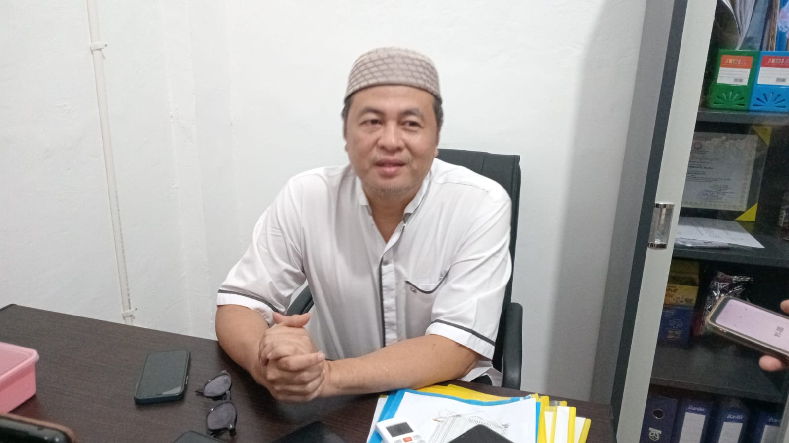 Agus Febrianto dan relawan berfoto dengan daging kurban yang siap dibagikan.
