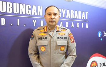 Kombes Ihsan berbicara di depan mikrofon memberi keterangan pers.