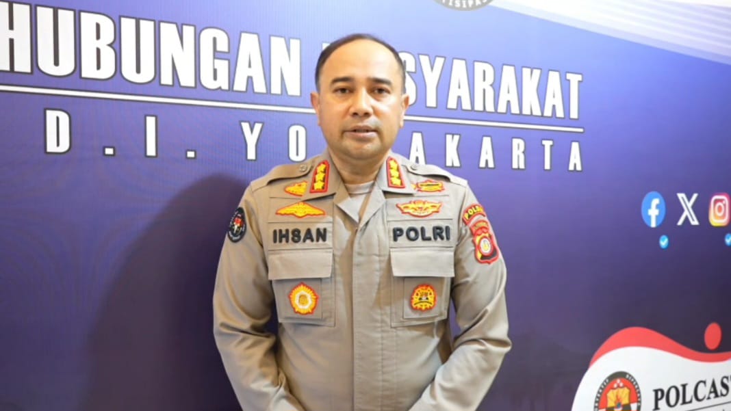 Kombes Ihsan berbicara di depan mikrofon memberi keterangan pers.