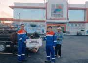 Sapi kurban dari Patra Logistik diserahkan kepada perwakilan masyarakat.