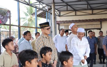 Jamaah sholat Idul Adha bersaf rapi di dalam Masjid Darut Taqwa Polres Batola.