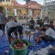 Warga bergotong royong memotong daging kurban di halaman Masjid Ar Raudhah.