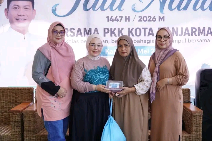 Neli Listriani menyerahkan toples berisi daging kurban kepada warga.