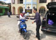 Jumat Berkah, YBM BRILiaN dan BAPEKIS BRI Kuala Kapuas Bagikan Nasi Box di Lingkungan Mesjid Darul Aman 