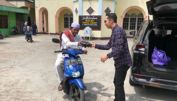 Jumat Berkah, YBM BRILiaN dan BAPEKIS BRI Kuala Kapuas Bagikan Nasi Box di Lingkungan Mesjid Darul Aman 