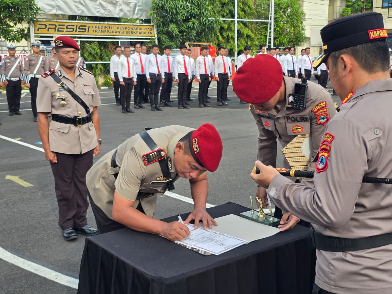 Penandatanganan berita acara sertijab Kasat Reskrim di Aula Jananugara Polres HSU.